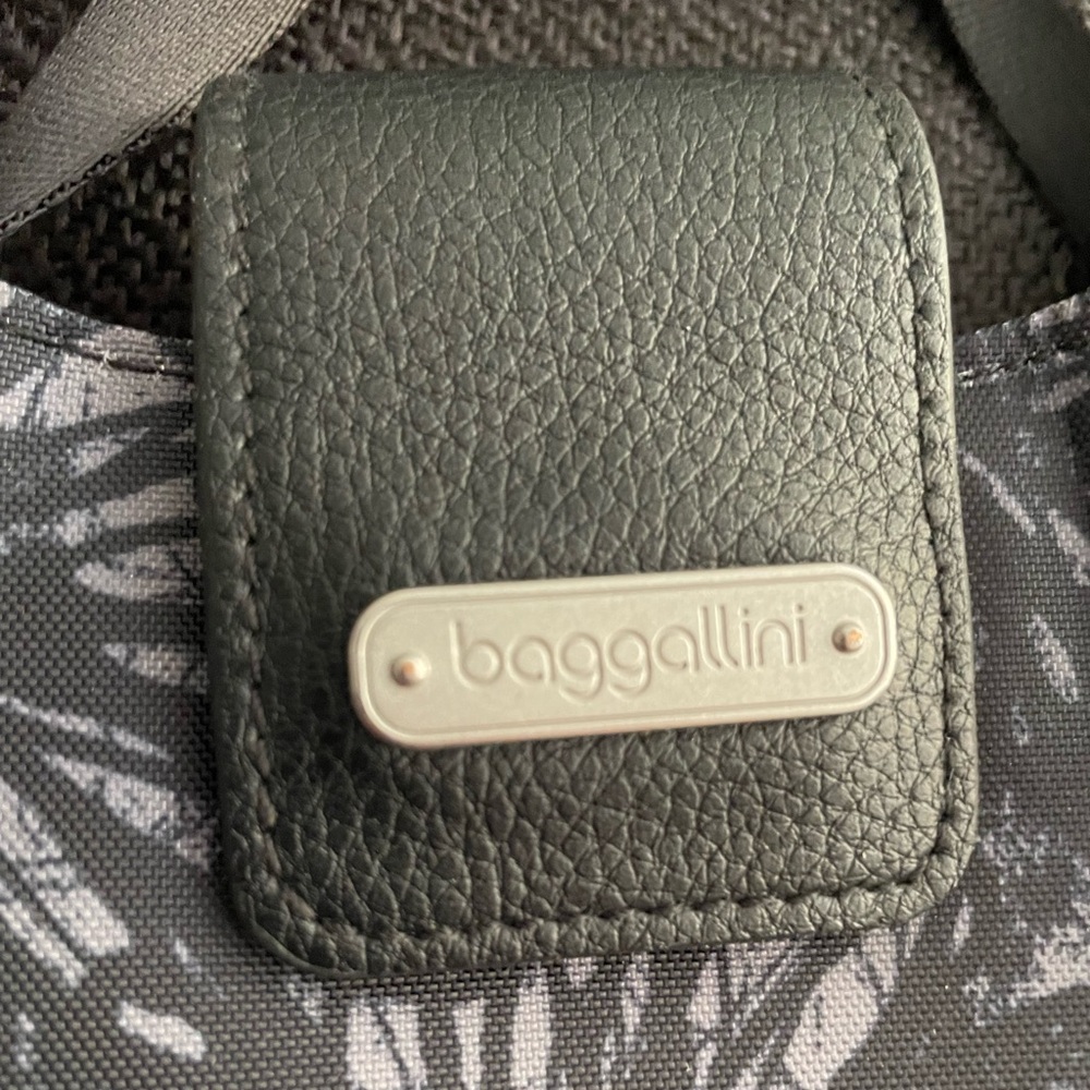 Baggallini Onyx Floral RFID crossbody phone wallet - Picture 3 of 7